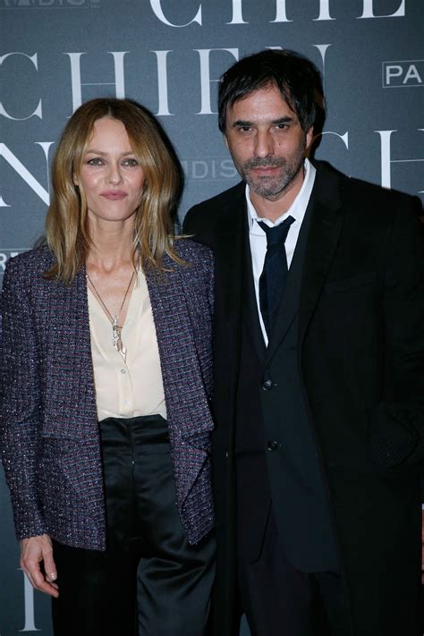 robe mariage vanessa paradis samuel benchetrit|6 fois où Vanessa Paradis a adopté des looks inspirés。